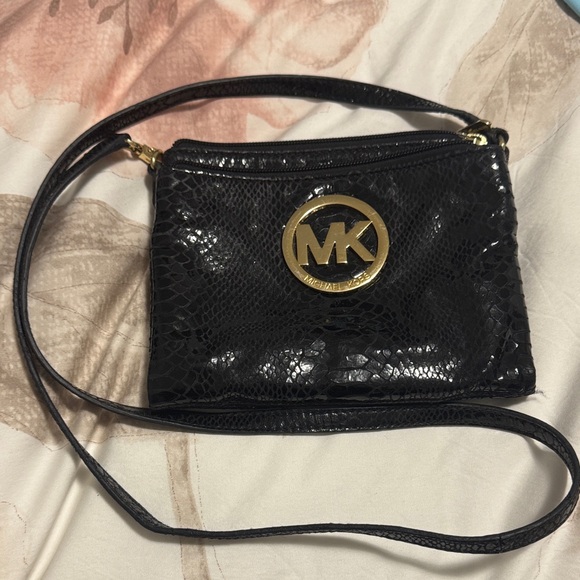 Michael Kors Handbags - Michael Kors Black shiny leather snake skin cross body purse gold hardware